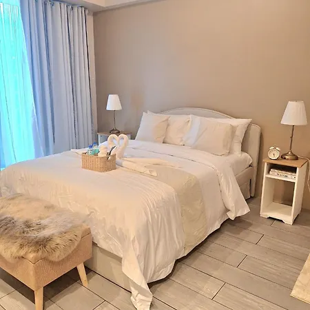 Across Manila Airport Naia T3 Comfy Unit With Balcony Apartment